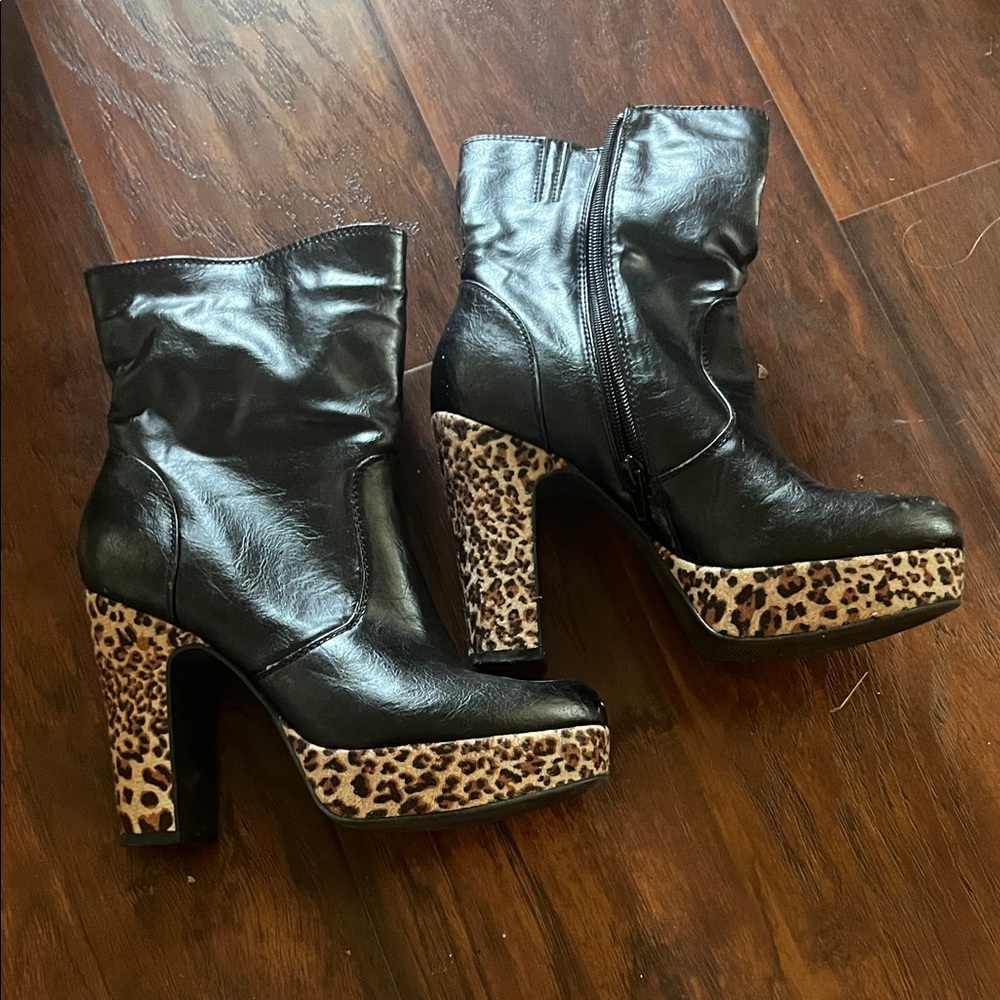 Elegant Black Heeled Boots with Leopard Print